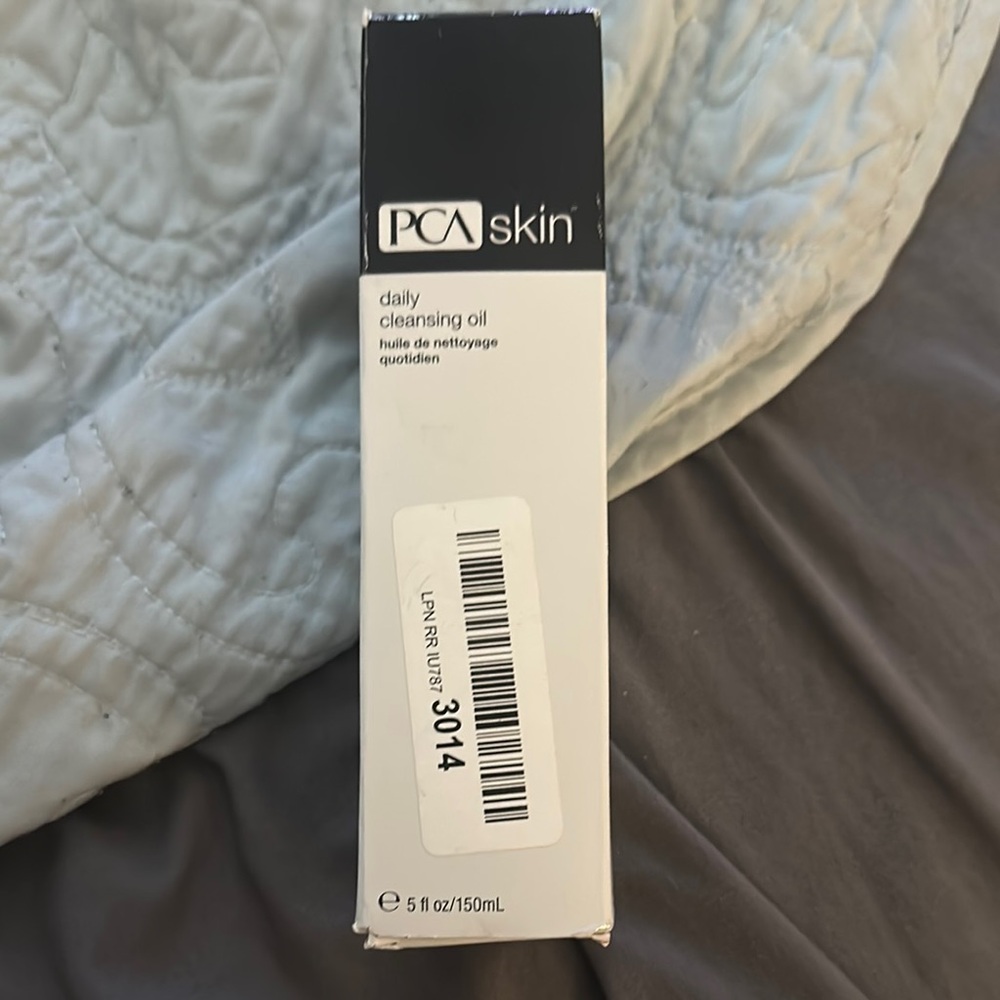Daily Cleansing Oil - Black and White